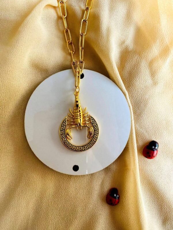 قلاده العقرب