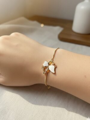 سوار فراشة ابيض